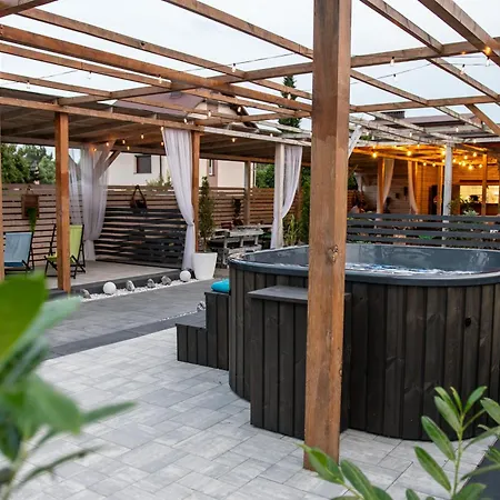 Old Tree Village & Restaurant *