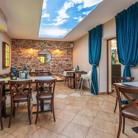 Old Tree Village & Restaurant Освенцим