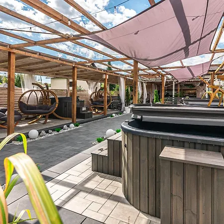 Old Tree Village & Restaurant *