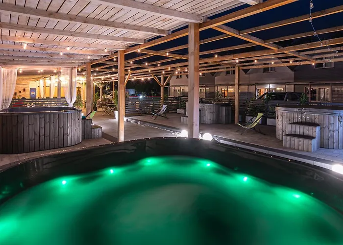 منتزه العطل Old Tree Village & Restaurant