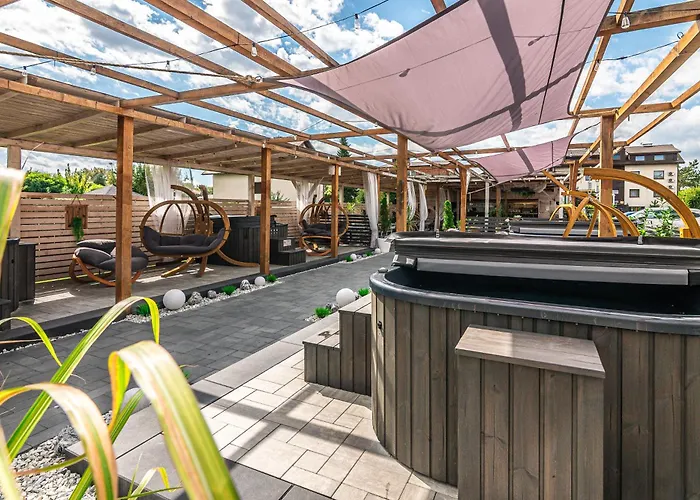 Old Tree Village & Restaurant *