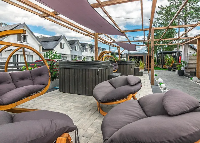 منتزه العطل Old Tree Village & Restaurant